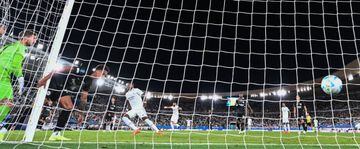 Alaba marcó así el primer gol del Madrid,