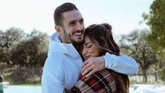 El futbolista Koke sonriente mientras abraza a su mujer, Beatriz Espejel.