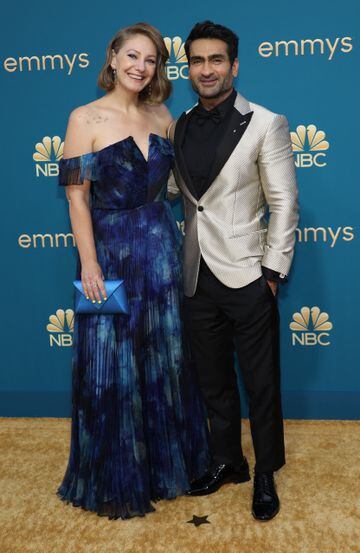 Kumail Nanjiani y Emily V. Gordon en la alfombra roja de los Premios Emmy 2022.