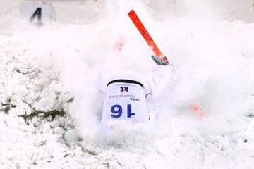 El esquiador canadiense Olivier Rochon se cayó en la prueba de estilo libre de la Copa del Mundo de Esquí en Pyeongchang, Corea del Sur.