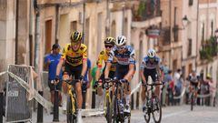 El ciclista holandés del equipo Jumbo-Visma, Robert Gesink (izq.), y el ciclista belga del equipo Quick-Step, Pieter Serry, llegan para tomar la salida de la etapa 11 de la vuelta ciclista a España 2023