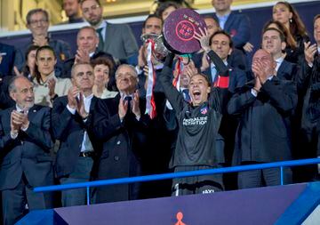 El Atlético de Madrid, campeonas de la Copa de la Reina tras ganar al Real Madrid en la tanda de penaltis. En la imagen, Lola Gallardo, capitana de las rojiblancas, con el trofeo.
