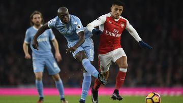 Football Soccer Britain - Arsenal v Stoke City - Premier League - Emirates Stadium - 10/12/16 Stoke City&#039;s Bruno Martins Indi in action with Arsenal&#039;s Alexis Sanchez  Reuters / Clodagh Kilcoyne Livepic EDITORIAL USE ONLY. No use with unauthorize