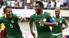 Los jugadores nigerianos celebrando su victoria y clasificaci&oacute;n