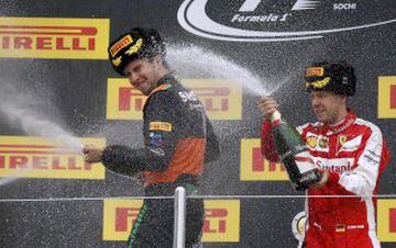 Sergio Pérez y Sebastian Vettelen la celebración.