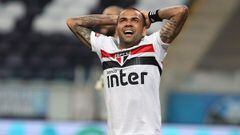 Dani Alves se lamenta durante un partido como jugador del Sao Paulo.