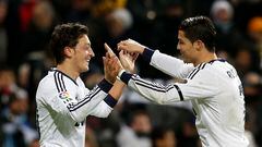 Mesut Özil y Cristiano Ronaldo celebran un gol como jugadores del Real Madrid.