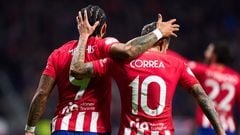 Memphis y Correa se abrazan tras el 1-0 que marcó el primero a pase del segundo en el Atlético-Sevilla de Copa.