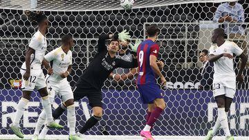 Arlington (United States), 29/07/2023.- Real Madrid goalkeeper Thibaut Courtois (C) makes a save during the friendly soccer match between FC Barcelona and Real Madrid, in Arlington, Texas, USA, 29 July 2023. (Futbol, Amistoso) EFE/EPA/ADAM DAVIS
