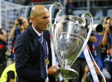 Zidane celebrates with the trophy after winning the UEFA Champions League in Milan.