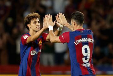 Lewandowski del FC Barcelona celebra su primer gol con su compañero Joao Felix