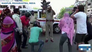 Los castigos de la Policia en India por desacatar el confinamiento
