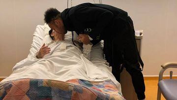 El delantero gabon&eacute;s del Arsenal, Pierre-Emerick Aubameyang, besando a su abuela.