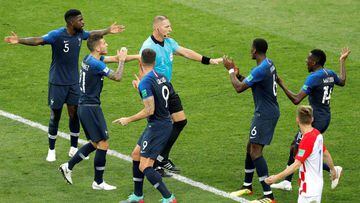 Jugadores de Francia rodean a Pitana para reclamar el penalti de Perisic.
