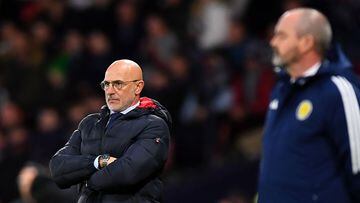 Spain's coach Luis de la Fuente (L) and Scotland's head coach Steve Clarke react during the UEFA Euro 2024 group A qualification football match between Scotland and Spain at Hampden Park stadium in Glasgow, on March 28, 2023. (Photo by ANDY BUCHANAN / AFP)