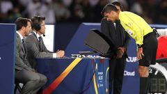 El árbitro del Al Jazira-Real Madrid revisando una jugada de VAR