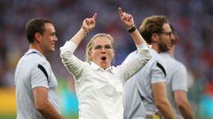 Soccer Football - Women's Euro 2022 - Final - England v Germany - Wembley Stadium, London, Britain - July 31, 2022 England manager Sarina Wiegman celebrates winning the Women's Euro 2022 final after the match REUTERS/Molly Darlington     TPX IMAGES OF THE DAY