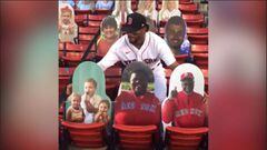Este jugador de Red Sox presume las tarjetas de sus familiares