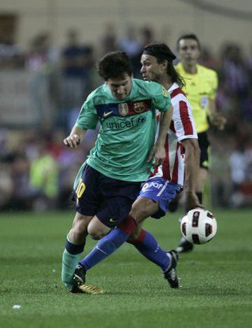 Ujfalusi entró a Messi con excesiva dureza en un Atlético-Barcelona de 2010.  
