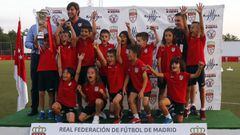 El Prebenjam&iacute;n A del Atl&eacute;tico recogiendo su trofeo como campe&oacute;n de Madrid.
