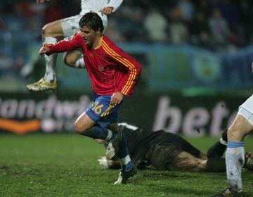 El primer gol con la Roja lo marcó en el partido de vuelta de la repesca para el Mundial 2006 frente a Eslovaquia el 16 de noviembre de 2005.