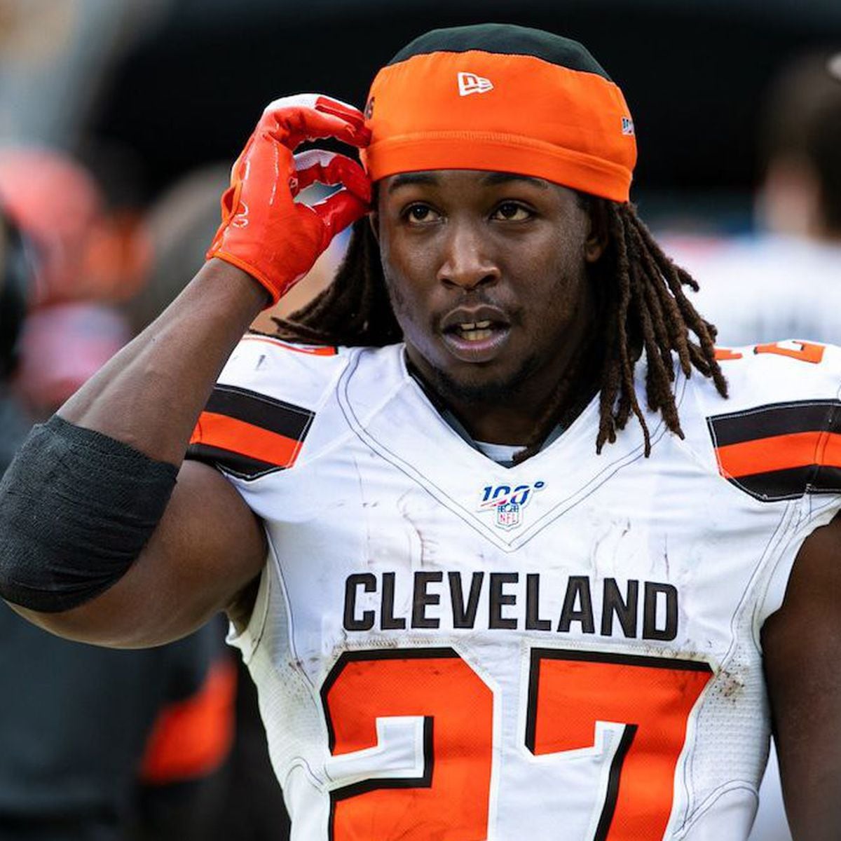 Browns' Kareem Hunt dons Nick Chubb shirt in return to Cleveland