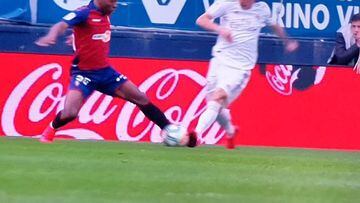 Fotograma de la acción del posible penalti de Estupiñán sobre Modric.