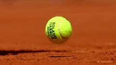 Imagen de una pelota durante un partido en Roland Garros