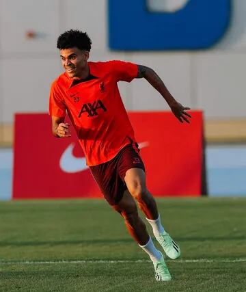 Luis Díaz volvió a entrenamientos en Liverpool. El colombiano hizo parte de la primera práctica del equipo de Jürgen Klopp en Dubái.
