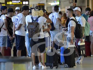 Lucas Vázquez y sus amigos en el aeropuerto de Ibiza para celebrar su despedida de soltero.