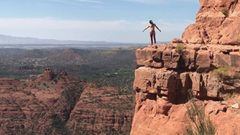 El escalador y excursionista Jordan Brashears al borde de un acantilado en en Cathedral Rock (Arizona, Estados Unidos), antes de morir al caer por un precipicio. 