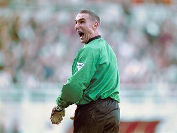 El carismático jugador tuvo que enfundarse los guantes de portero en un encuentro frente al Newcastle en St. James' Park en 1995. Recibió tres goles en 30 minutos.