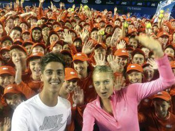 Maria Sharapova y el australiano Thanasi Kokkinakis posan junto a un grupo de asistentes de cancha en el Rod Laver Arena de Melbourne.
