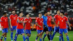 Los jugadores de la seleccion chilena lamentan el empate contra Paraguay durante el partido de clasificación al Mundial 2026 disputado en el estadio Monumental de Santiago, Chile.