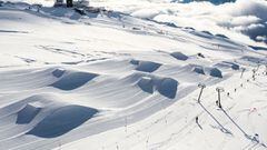 Un snowpark perfecto, un para&iacute;so del snowboard, con la nieve reci&eacute;n pisada, en la estaci&oacute;n de esqu&iacute; de Laax (Suiza), en febrero del 2021. 