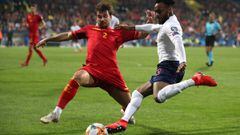 El futbolista ingl&eacute;s, Danny Rose, ante Filip Stojkovic, en el partido ante Montenegro. 