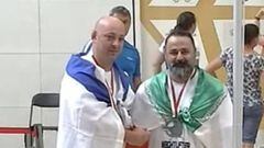 El haltera israelí Maksim Svirski y el iraní Mostafá Rajai se dan la mano tras una competición en Polonia.