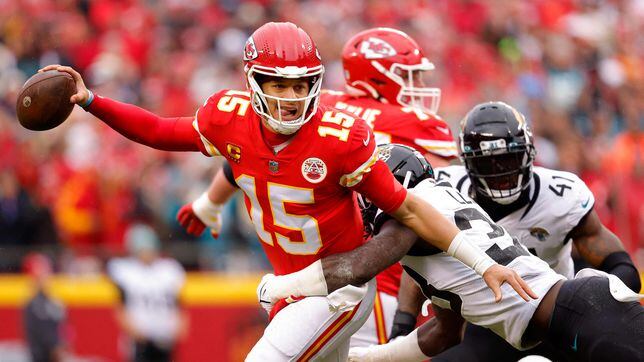 Mahomes injured against Jaguars but plays on