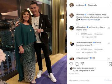 Cristiano Ronaldo posa con su madre.