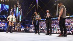 Daniel Bryan, Roman Reigns, Adam Pierce y Edge, en SmackDown.