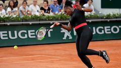 Serena Williams devuelve una bola ante Julia Goerges durante su partido de tercera ronda de Roland Garros 2018 con su pol&eacute;mico traje negro.