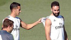Lucas V&aacute;zquez tirando de la camiseta a Dani Carvajal durante un entrenamiento con el Real Madrid.