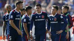 Los jugadores de Universidad de Chile abandonan la cancha tras el partido de primera division contra Colo Colo disputado en el estadio Nacional de Santiago, Chile.