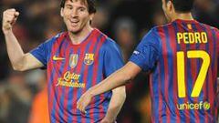 <b>DE OTRO MUNDO. </b>Messi es felicitado por Pedro y Fàbregas. El argentino vivió ayer una noche inolvidable en la que terminó el encuentro con cinco tantos.