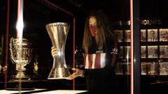 Laia Aleixandri, jugadora del Atl&eacute;tico, coloca la Supercopa en el museo del Wanda Metropolitano. 