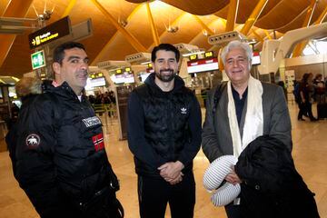 Míchel Carrilero, Rubén de la Red y José Manuel Vilanova, en el aeropuerto, acompañando a la expedición del Cacereño.