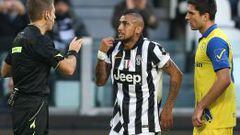Arturo Vidal protesta contra el &aacute;rbitro durante el duelo ante Chievo. 