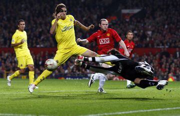 Volando ante Wayne Rooney en un Manchester United-Villarreal.
