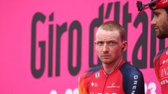 El ciclista británico Tao Geoghegan Hart posa antes de la salida de la séptima etapa del Giro de Italia 2023.