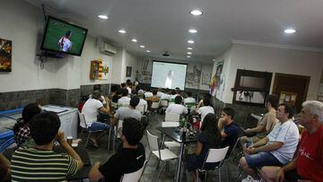 Aficionados del Elche presencian un partido de su equipo en un bar.